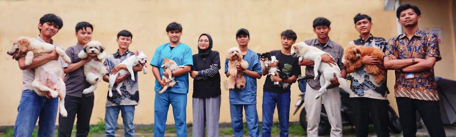 Tim Faunafella Dog bareng anjing-anjing yang mereka tangani